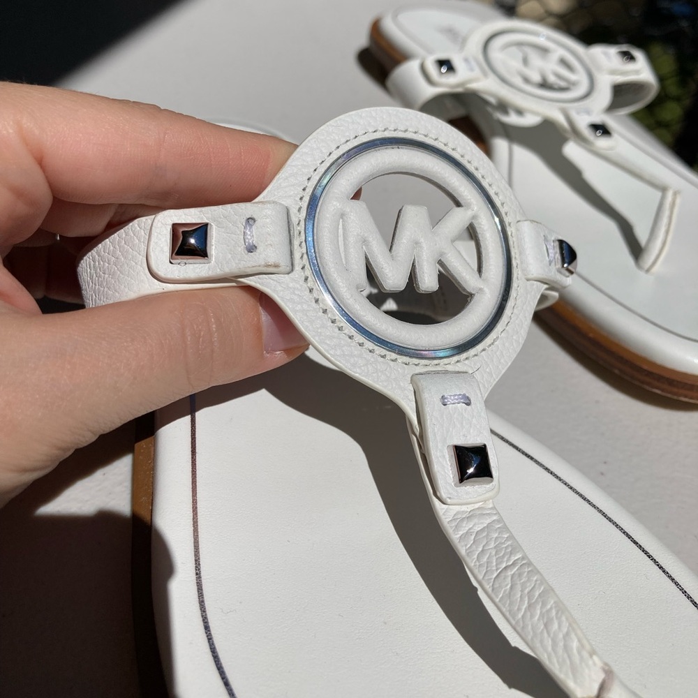 Michael Kors Optic White Leather Aubrey Cutout Thong Slides Sandals Silver Studs - Picture 4 of 15
